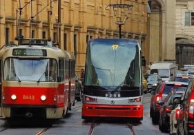 Kdy Vám musí dopravní podnik uhradit škodu, pokud jste se zranili při pádu v tramvaji?